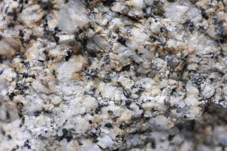 Granite des sols du vignoble alsacien du domaine Aubach à Scherwiller